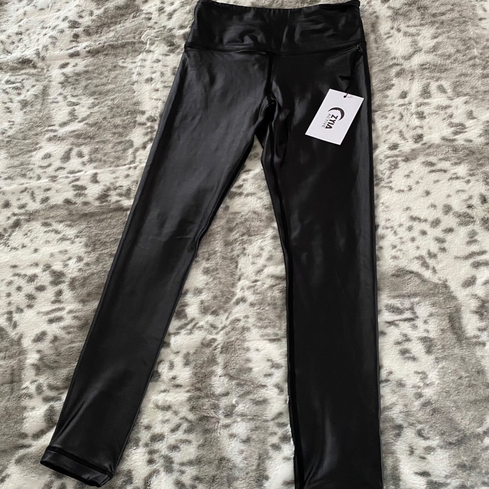 NWT ZYIA Black Metallic Light n Tight Hi-Rise 7/8